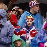 Vytrvalý déšť neodradil tisíce Britů a zahraničních turistů od sledování korunovace krále Karla III. na vyhrazených místech.