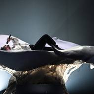 Srbský Luke Back a jeho song Samo Mi Se Spava. Luke je během svého vystoupení nucen opustit lůžko z květů a pustit se v postapokalyptické videohře do boje s roboty. Bylo to surrealistické, atmosférické a podivně hypnotické.