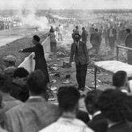 „Pořadatelé nechali závod pokračovat, protože se báli, že diváci opouštějící okruh ucpou silnice a nedovolí průjezd sanitním vozům. Mercedes se ze závodu okamžitě stáhl (a na dlouhou dobu ze závodění vůbec) a mnoho zemí zakázalo závodění kompletně (většinou jen na pár měsíců, ve Švýcarsku však tento zákaz vydržel až do roku 2018). Vedení okruhu La Sarthe v důsledku nehody přikročilo k vytvoření oddělených boxů,“ připomíná Jánský ze serveru Garáž.