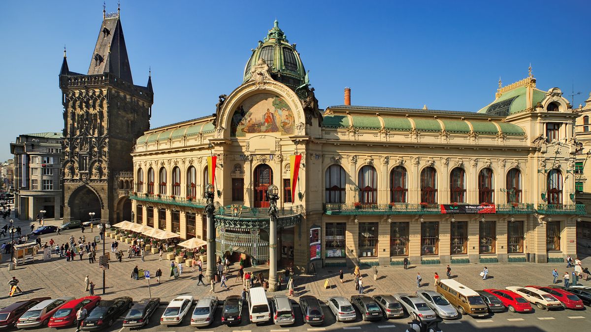 Policie evakuuje pražský Obecní dům pro podezření z uložení bomby