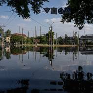 Voda zalila oblasti ovládané Ukrajinci i Rusy.
