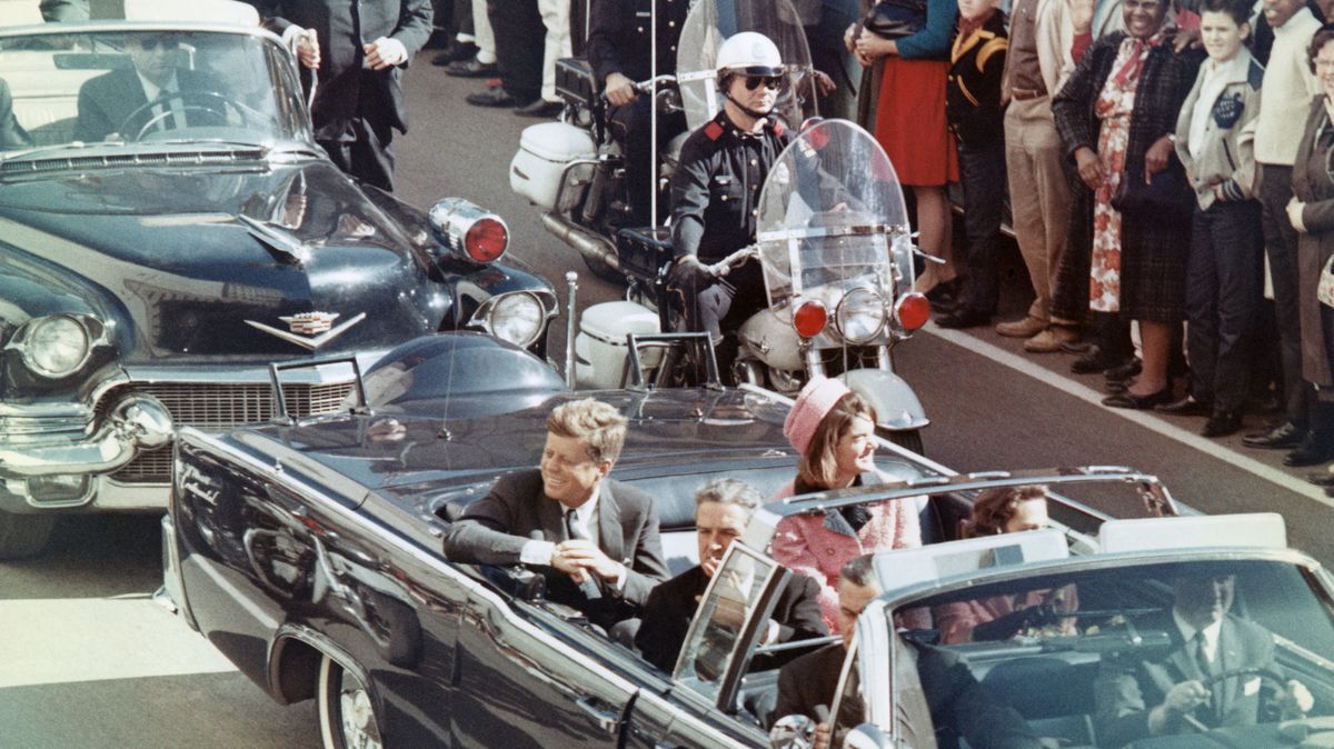 Vražda prezidenta J. F. Kennedyho. Konspirace obviňují armádu, zbrojaře i mafii