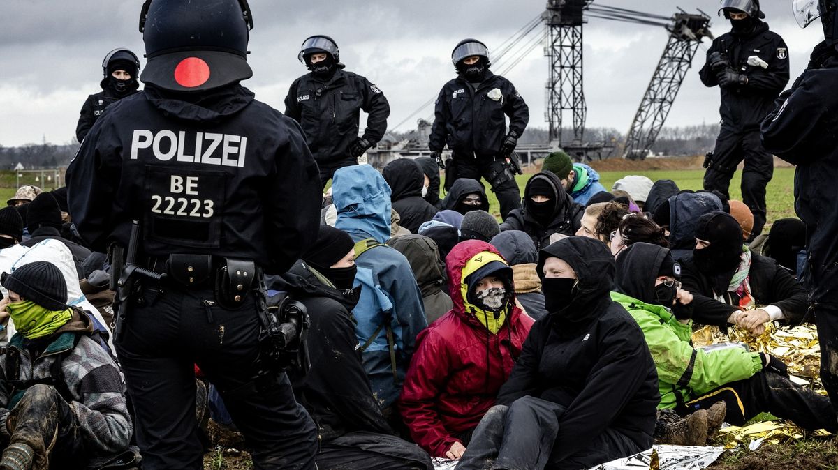 Bitva s policií trvá. Aktivisté chtějí ubránit německou obec před demolicí