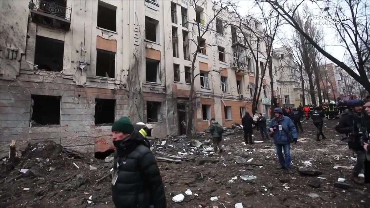 Video: Rusko vystřelilo rakety na Charkov, zasáhly bytový dům a univerzitu