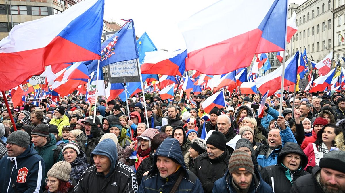 Obrazem: Tisíce lidí na Václavském náměstí demonstrují proti vládě