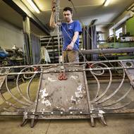 Díly se musí obrousit z obou stran. K jejich otáčení pomáhá vrátek. 