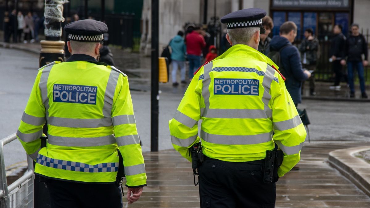 Rasismus, sexismus, homofobie. Londýnská policie strašlivě selhává, říká zpráva