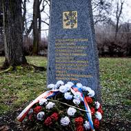 Památník v místě pohřbívání obětí nacismu.