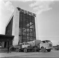 V roce 1968 před nově zřízenou sušárnou mléka OLMA. Technologii sušení tehdy dodali Dánové.