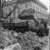 Březnová nadílka sněhu není pro Česko ničím výjimečným. Takhle těžká technika odklízela sníh v Brně v březnu roku 1970.