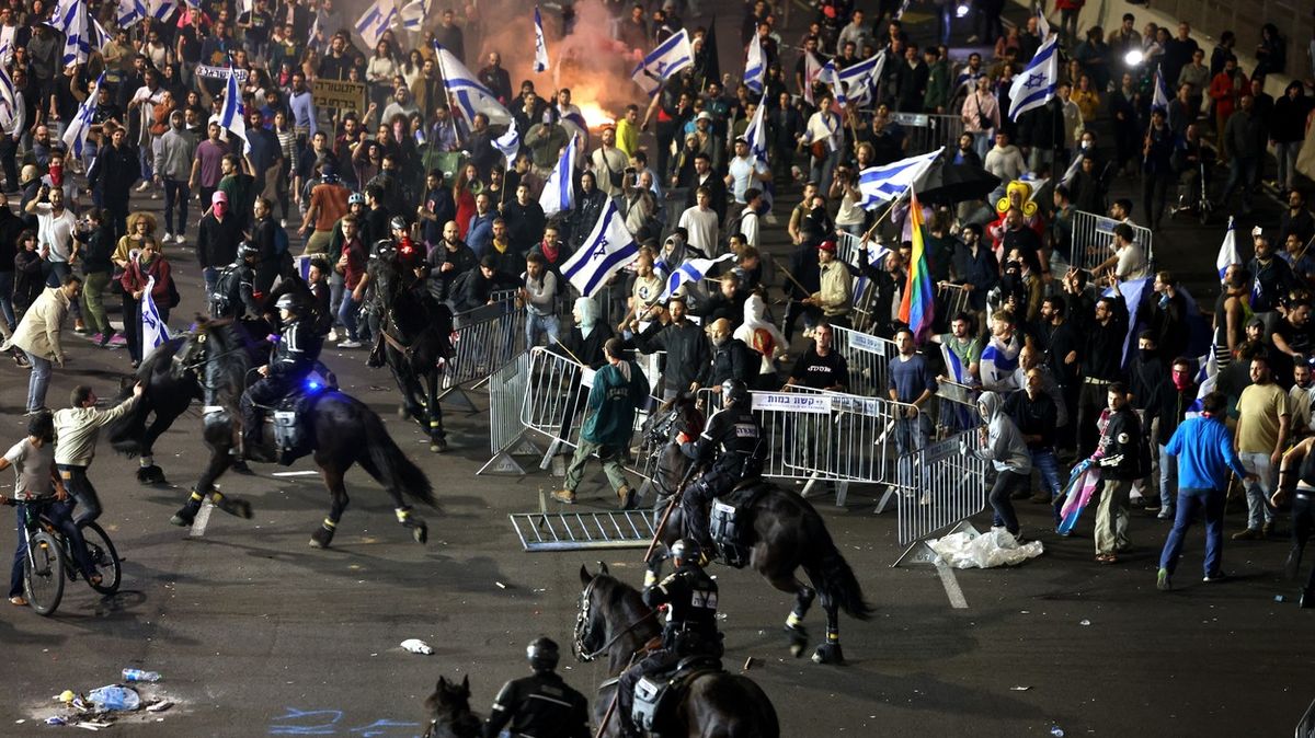 Fotky z Izraele: Masové demonstrace. Policie si razila cestu neprostupným davem