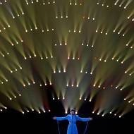 Estonská zástupkyně Alika napsala skladbu Bridges společně s legendárním nizozemským skladatelem Wouterem Hardym. Na pódiu ji doprovázelo piano, které hrálo samo.