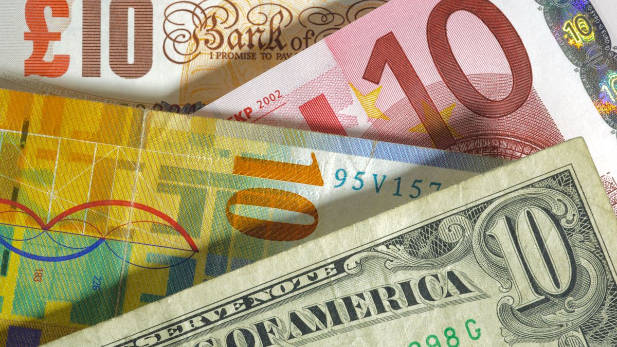 Češi syslí cizí měny. Sázejí na levnější dovolenou i oslabení koruny