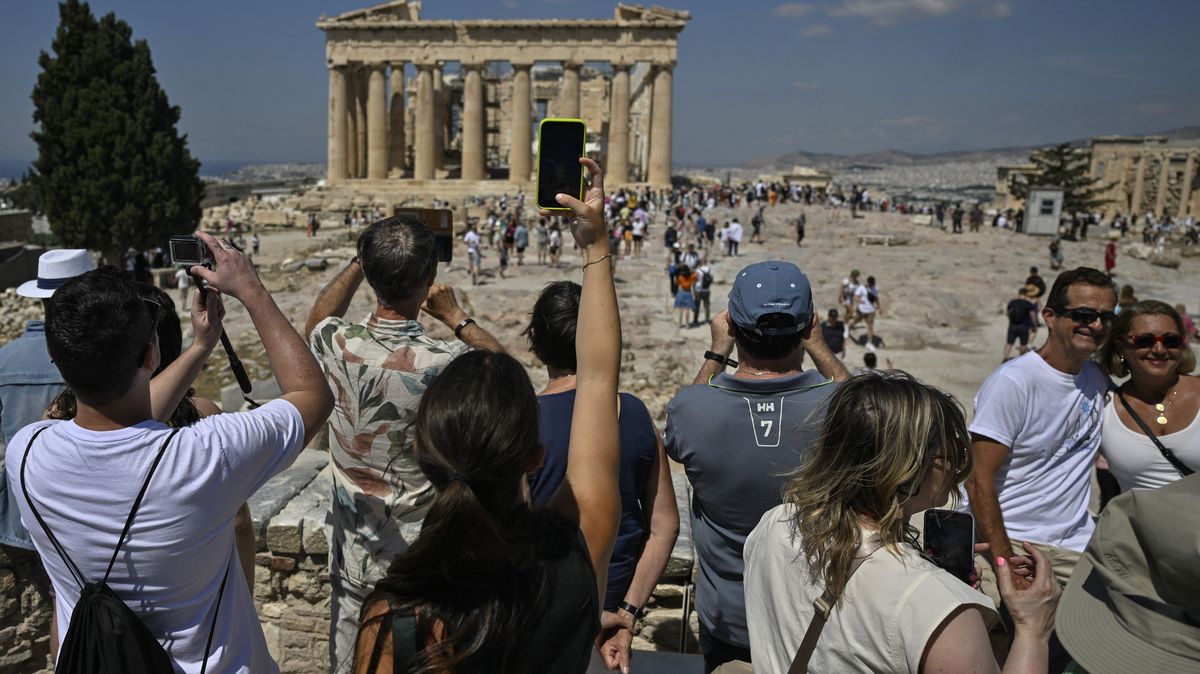 Fotky: Nájezdy turistů zahltily Akropolis, davy jsou ohromující