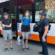 Podle tamní správy lidé odjížděli v autobusech z menších obcí podél Dněpru, a to směrem do Chersonu a dále do Mykolajivu a ostatních větších ukrajinských měst. 