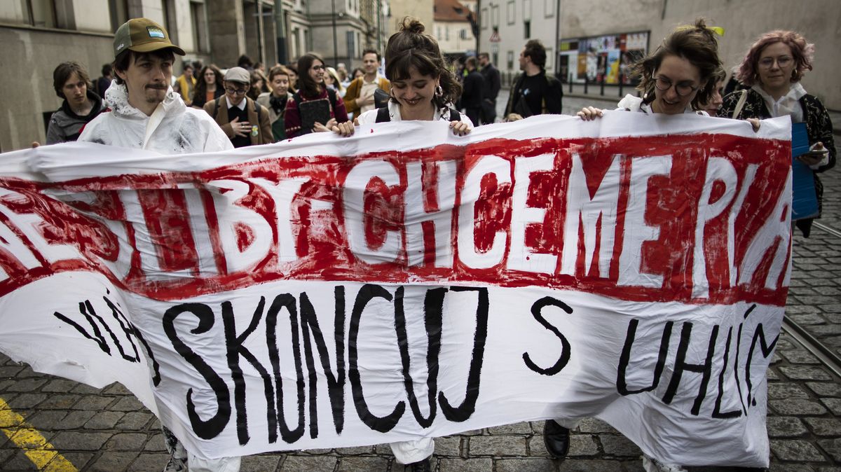 Obrazem: Chtějí nocovat u ministerstva. Studenti opět protestují za klima