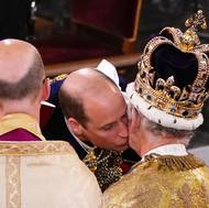 Před korunovaným králem tradičně pokleká řada šlechticů, aby králi vzdala hold přísahou věrnosti a políbením jeho pravé ruky. Tentokrát však tato část obřadu připadla pouze princi Williamovi. 