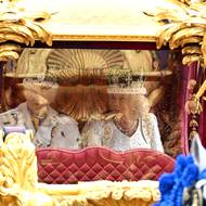 Použil historický zlatý státní kočár, který se tradičně používá při korunovacích. 