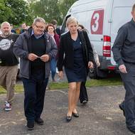 Odchod příbuzných Jána Kuciaka a Martiny Kušnírové. Žena uprostřed na snímku je matka Martiny Zlatica Kušnírová.