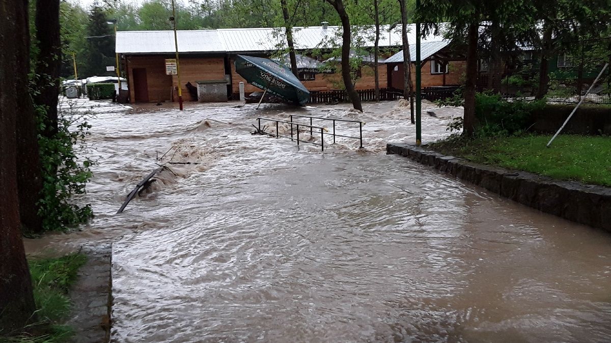 Silné srážky na Moravě: ve Strážnici se řeka dostala na 3. stupeň během hodiny