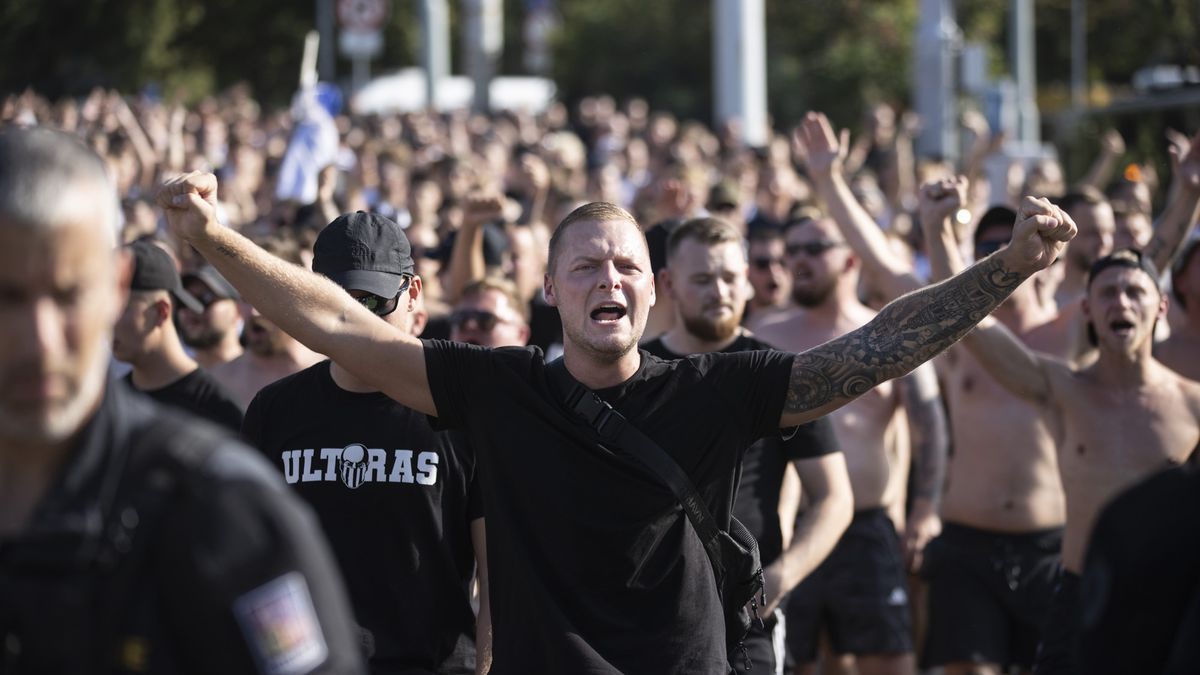 Fotky: Dánští fanoušci prošli Prahou. Pak slavili konec Sparty v Lize mistrů