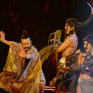 Nebyla by to Eurovize bez alespoň jednoho velkého etno-bangeru, letos od Paši Parfeniho z Moldavska. Píseň Soarele și Luna o duchovní rovnováze mezi Sluncem a Měsícem doprovázel flétnista, rohatí tanečníci a obří bubny.