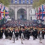 Návrat královského průvodu do Buckinghamského paláce.