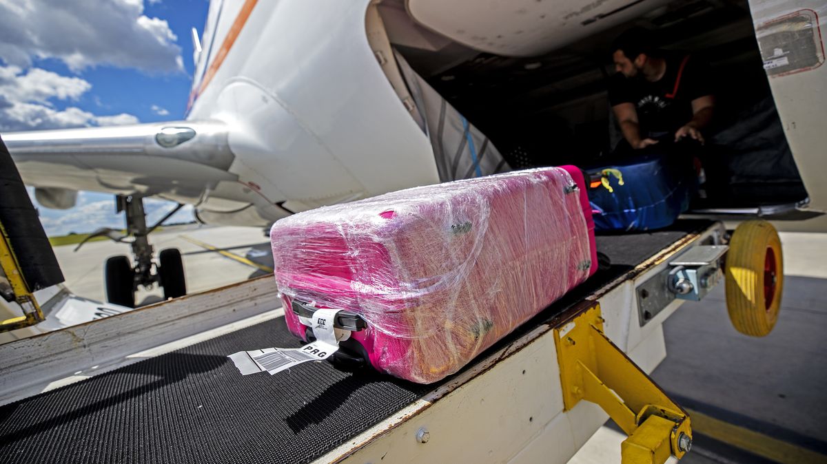 Moc turistů, málo personálu, vysvětluje letiště kolaps s kufry