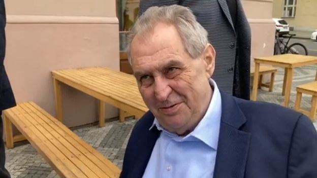 Manželka dělá home office, řekl k práci své asistentky Zeman