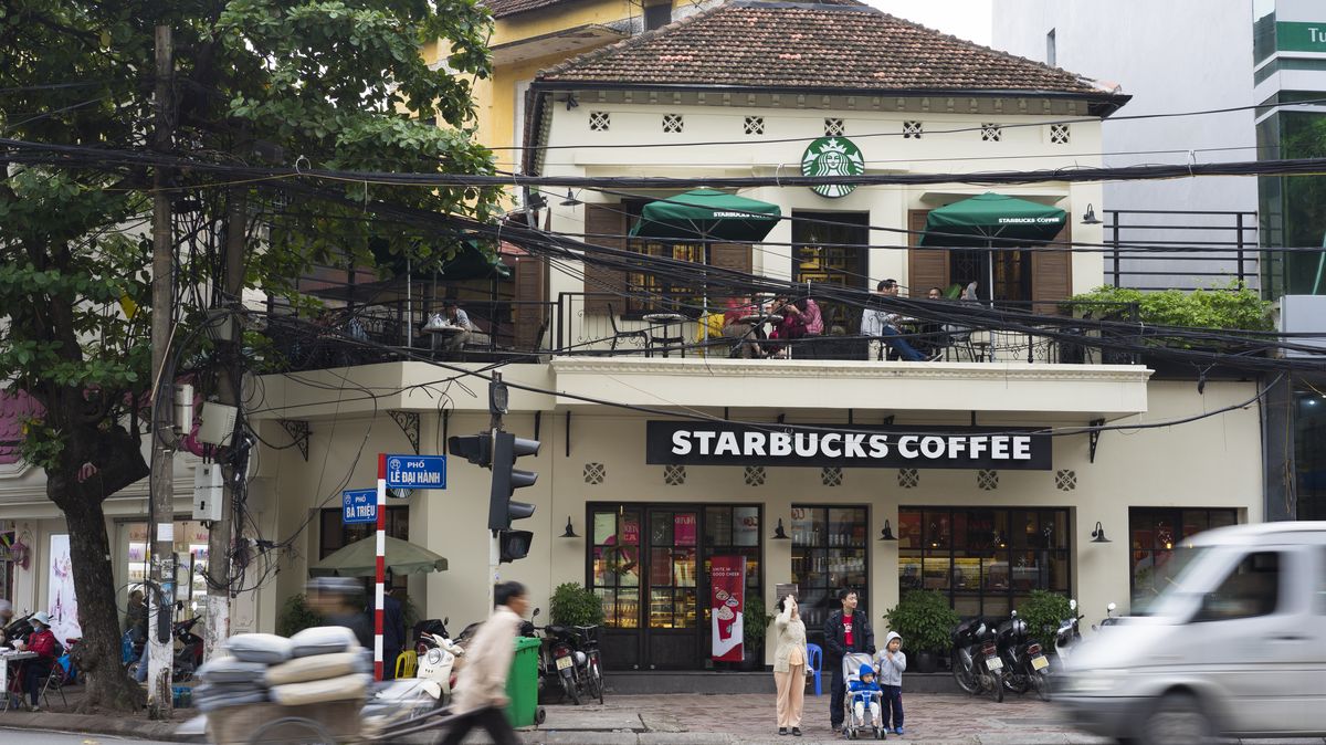 Starbucks chce ovládnout Vietnam. Tam ale milují svou silnou a levnou  kávu