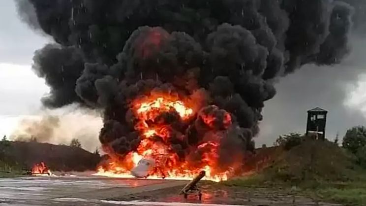 Záběry ukazují, jak ukrajinský dron zničil obávaný ruský bombardér