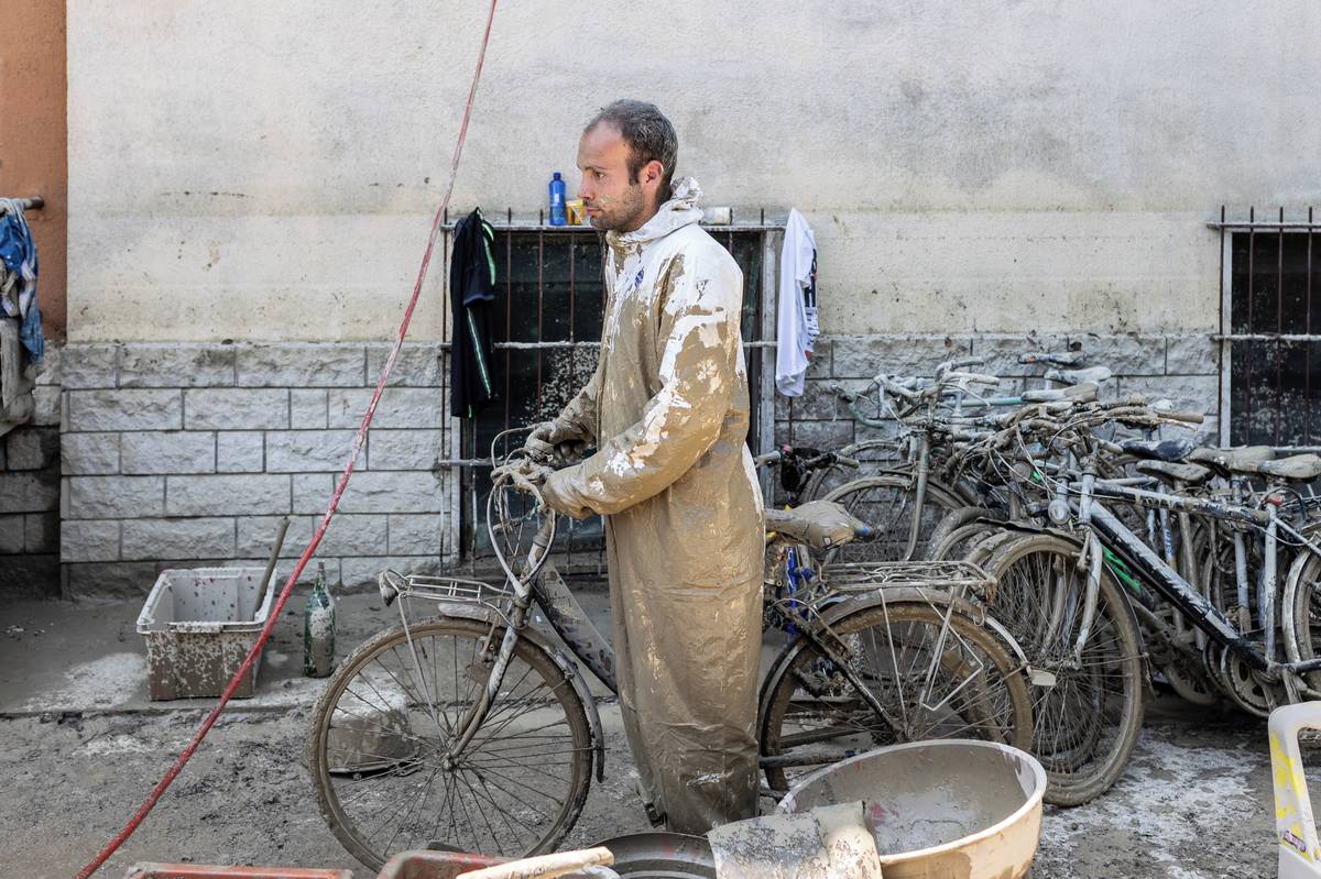 Itálie se dál potýká s důsledky záplav, které minulý týden po prudkých lijácích zasáhly region Emilia Romagna na severovýchodě země. O život přišlo patnáct osob a škody stoupají na miliardy eur. Snímek z 22. května byl pořízen ve Forli, městě s cca 120 tisíci obyvateli.