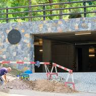 Dělníci dokončují garáže Hotelu Barbora. Právě tato část je z úředního hlediska problematická.