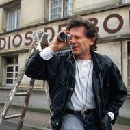 Jeho filmy dál sklízejí vavříny, Hollywood se však od něj odvrátil a Akademie filmových umění a věd ho vyloučila ze svých řad. Umělec žije střídavě ve Francii a v Polsku. Americká justice Polanského nadále stíhá, žádosti o jeho vydání však soudy ve Švýcarsku a Polsku zamítly.