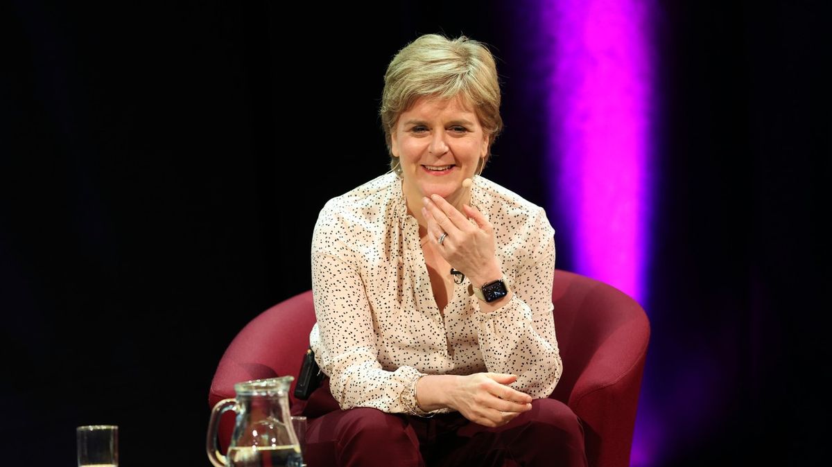Policie zatkla a propustila skotskou expremiérku Sturgeonovou