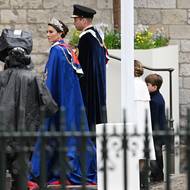 Princ William a jeho manželka Kate s dětmi čekají u Westminsterského opatství. 