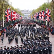 Korunovace skončila a královský pár vyrazil z Westminsterského opatství. 