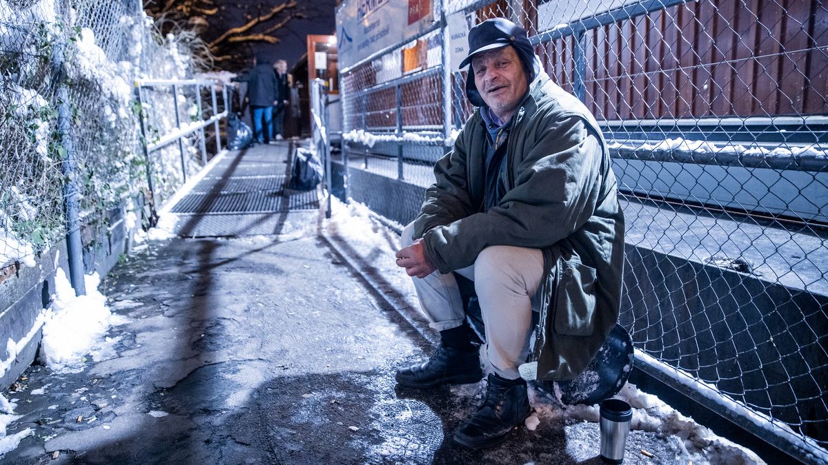 Má práci, i tak mrzne v ulicích. „Metro, obchody, nádraží. Všude nás vyhodí.“
