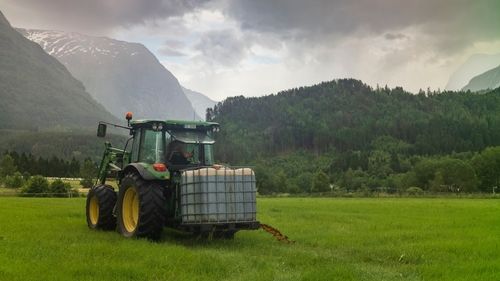 Ruská hnojiva se valí i do Česka. Část zemědělců to neřeší, rozhoduje cena