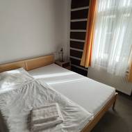 ... měl pravdu. Objekt je vybavený spíš sektorovým nábytkem z přelomu milénia,