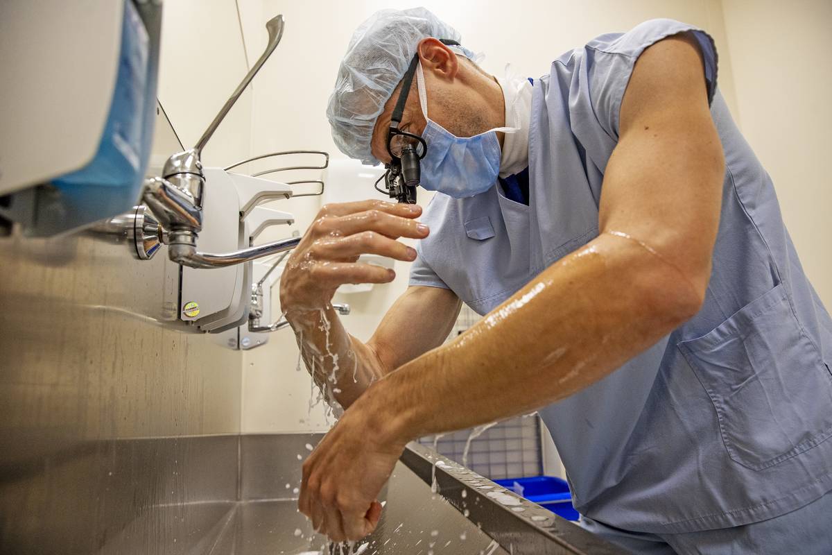 Operace bypassu představuje pro Miroslava Koňaříka v podstatě běžný, rutinní výkon. Základem přípravy je – jako u každého zákroku – důsledné omytí a dezinfekce rukou.