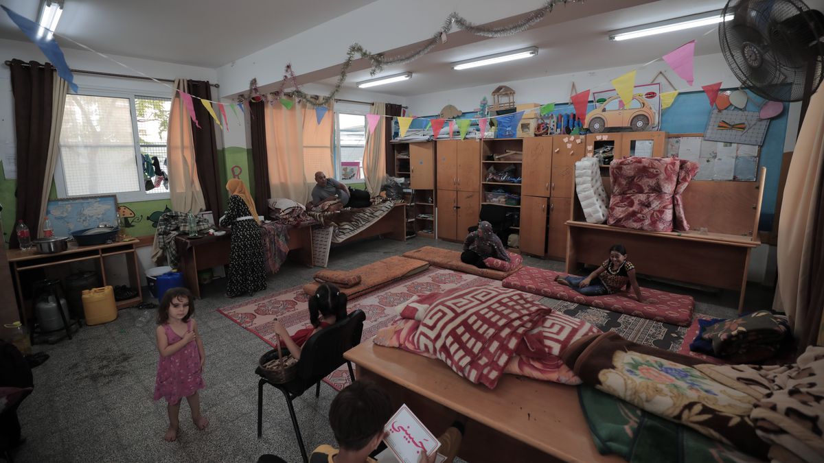 Sto z našich lidí zemřelo. Další přesto vstanou a pomáhají, říká šéfka UNRWA