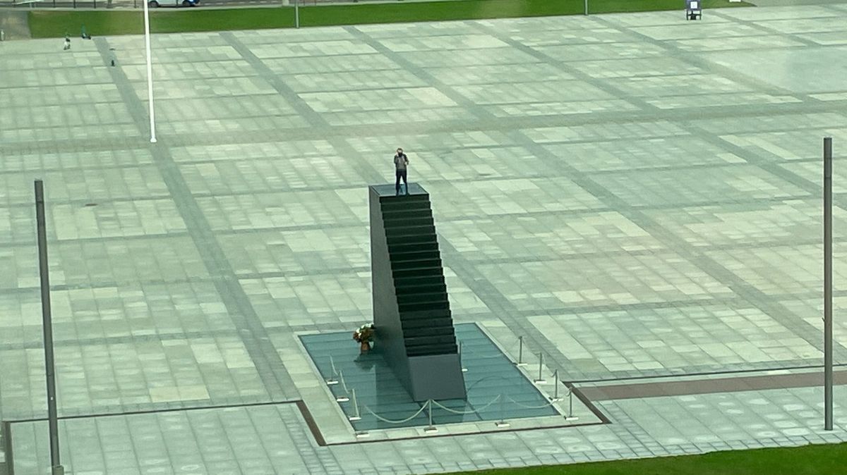 Ve Varšavě se chtěl muž odpálit na pomníku letecké katastrofy. Vzdal se
