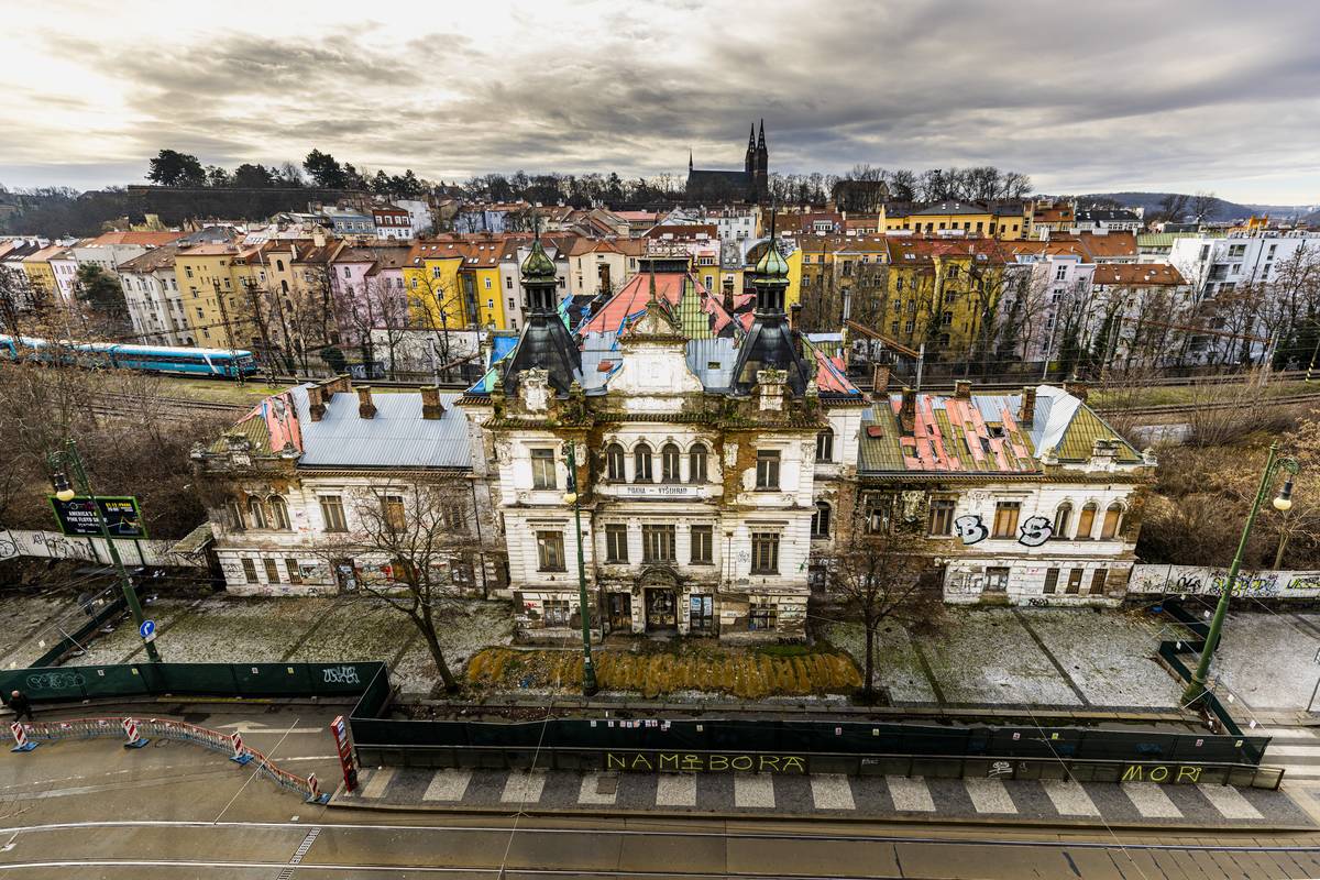 Nádraží Vyšehrad postavili v roce 1872 na takzvané Pražské spojovací dráze mezi Hlavním a Smíchovským nádražím.