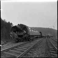 Pohled na zbytek vagonů expresního vlaku po srážce na mostě.