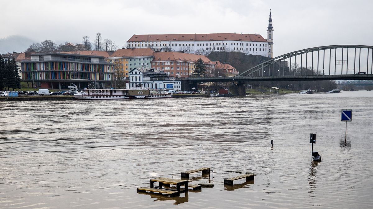 Firmy a lidé zasažení povodní nemusí platit pokuty za prodlení z placení daní