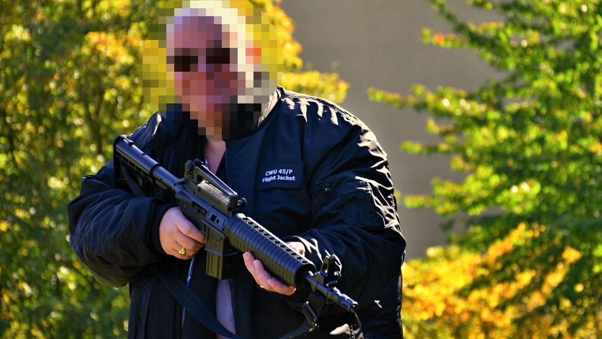 Za 15 minut vystřílím Sněmovnu, napsal. Policie ho prověřuje