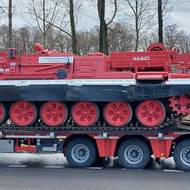 Na místo nehody na Karvinsku míří vyprošťovací tank hasičů. 