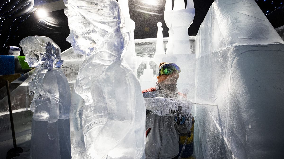 Obrazem: Wednesday i Elsa. V Praze začíná výstava ledových soch
