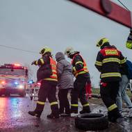 Někteří cestující ale po nehodě následně sami vyhledali lékařské ošetření. Vyplývá to z vyjádření zástupců zdravotnických zařízení. Někteří pacienti už byli propuštěni z nemocnic domů.